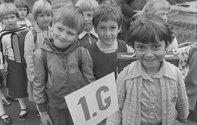 Ofinka podle hrnce a učebnice na lavici. Jak začínal školní rok za socialismu
