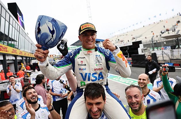 Ani neměli šampaňské. Hadjar překvapil i svůj tým a řekl si o sedačku v Red Bullu