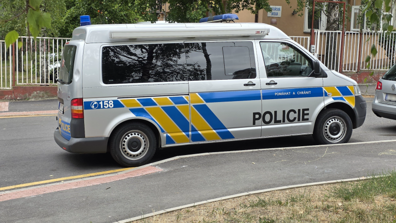 Mladík na Trutnovsku málem ubil staršího muže, který mu odmítl dát cigaretu. Hrozí mu 10 let