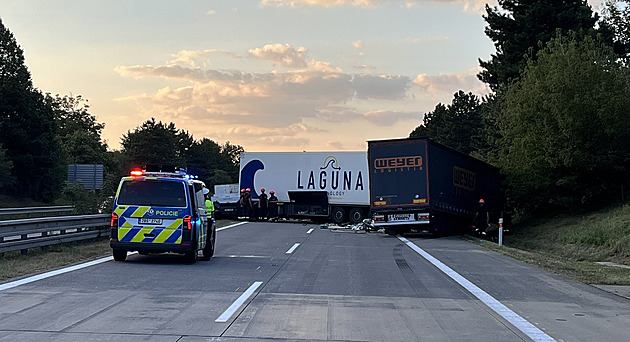 Dálnici D2 u Blučiny uzavřela hromadná nehoda, dva lidé se těžce zranili