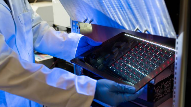 Nové solární články fungují s interiérovým světlem z běžné domácí lampičky