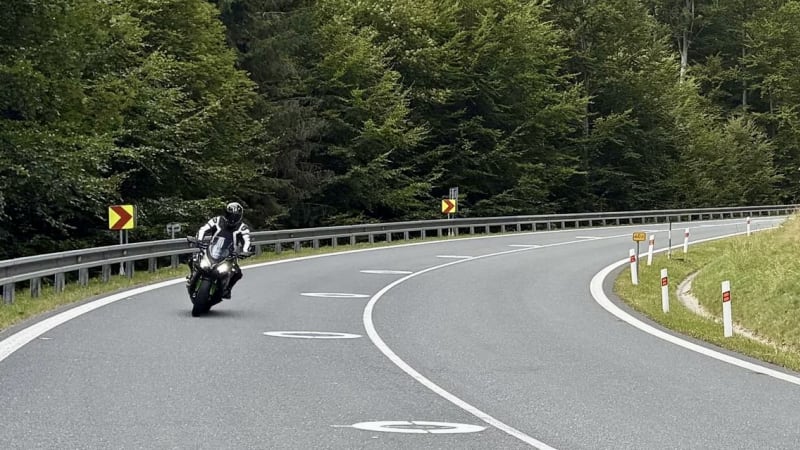 Zvláštní bílé kruhy na silnici matou české řidiče. V zatáčkách toto značení zachraňuje životy