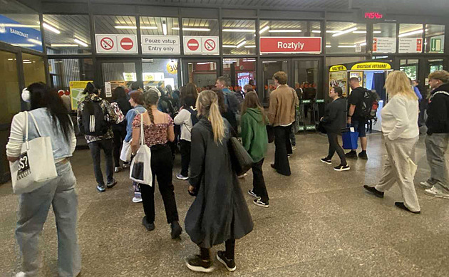 Závada na výhybce na Kačerově zastavila metro, cestující vozily autobusy