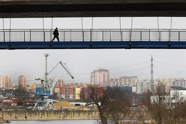Řidič vjel na zavěšenou lávku pro pěší a cyklisty, případem se zabývá policie
