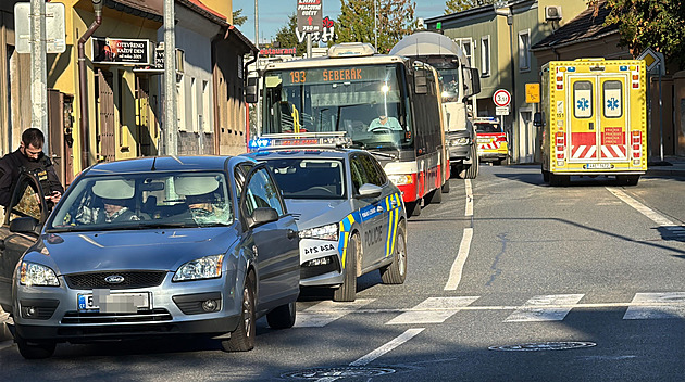 Řidiče oslnilo slunce, na přechodu srazil ženu s kočárkem a šestiletým dítětem