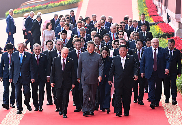 Si ocenil slovenské přátelství. Ale proč byl „disident“ Fico na fotkách tak vzadu?