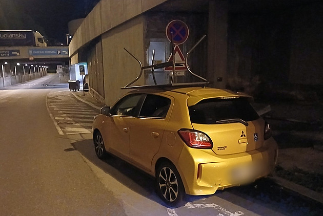 Stůl na střeše auta, židle na stromě. Výrostci přestavěli nábytek u Thermalu