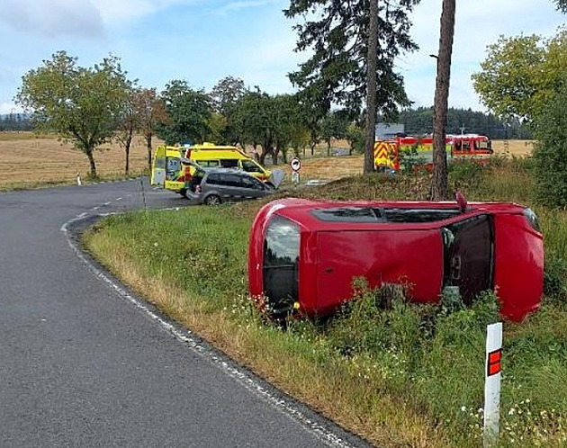 Senior se nemohl po nehodě dostat z vozu, pomohl mu psovod, který jel kolem