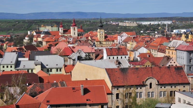 Zákaz žebrání či „krátkych vajglů“. Žatec baví kuriózní cedule, lidé si z ní střílejí