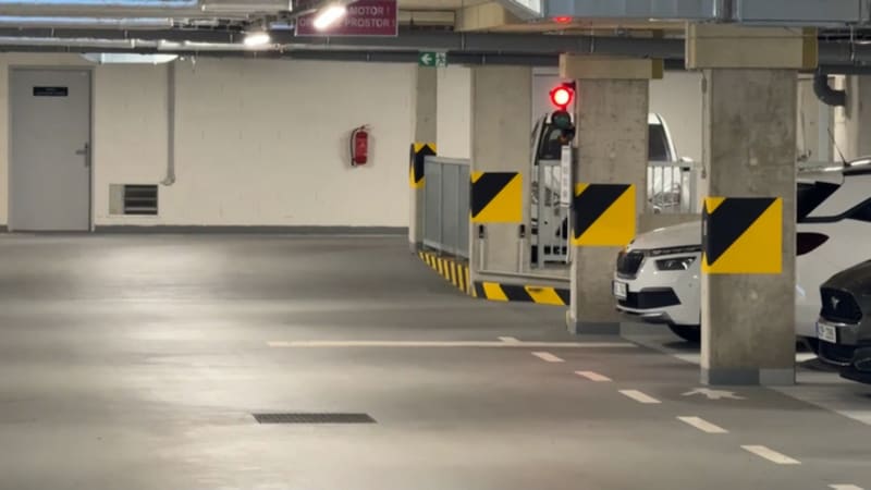 Sedm výstřelů a útočník s kuklou. Očití svědci popisují zranění muže v pražských garážích