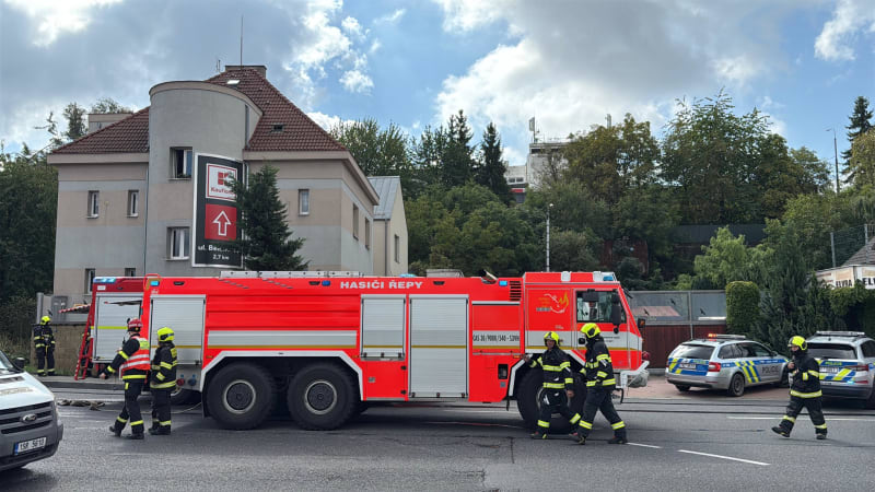 Požár bytového domu v Praze: Hasiči evakuovali desítky lidí, v akci byl záchranářský vůz Fénix