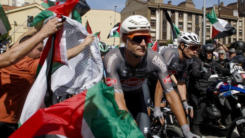 Izrael na dresech už nebude. Cyklistický tým na Vueltě čelil propalestinským demonstrantům