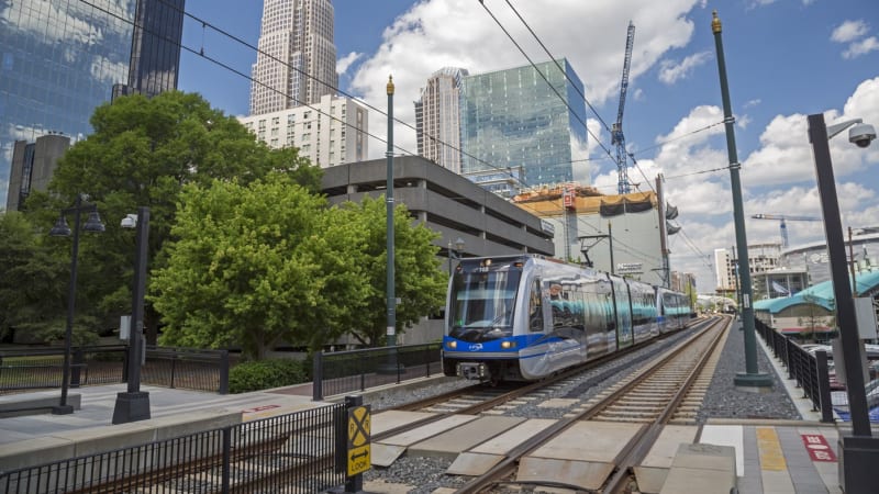 Ukrajinskou uprchlici bezdůvodně ubodal ve vlaku. Děsivý útok v USA zachytily kamery