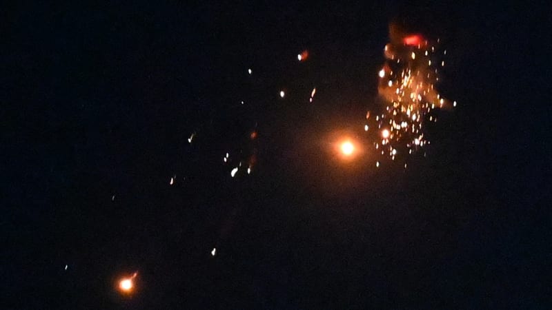 Roj ruských dronů zaútočil na Ukrajinu. Zapálil několik obytných budov, zemřelo i miminko