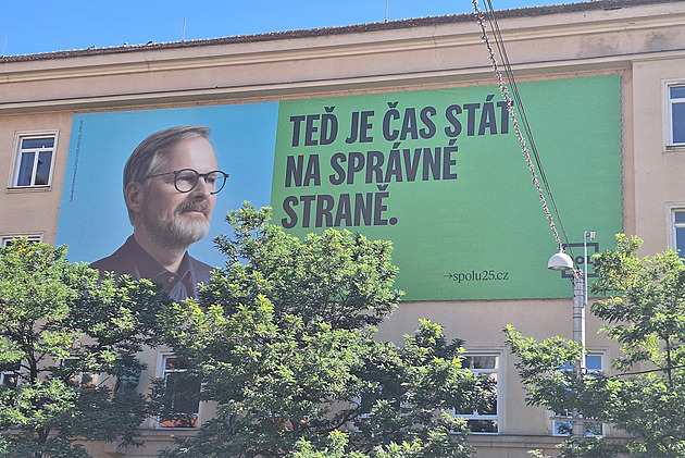 Fiala visel v Praze na nelegálním billboardu, potvrdilo ministerstvo
