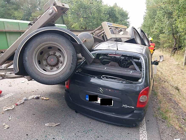 Kamionu se za jízdy nečekaně převrátil vlek, trefil projíždějící osobní vůz