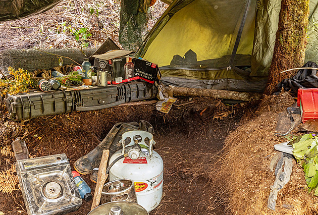 Na Zélandu našli skrýš v divočině, kde uprchlý muž držel své děti. Měl pomocníky