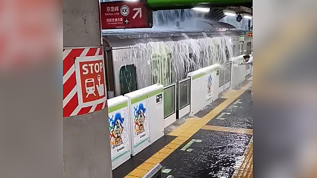 Průtrž mračen zaplavila ulice Tokia, ochromila leteckou a železniční dopravu