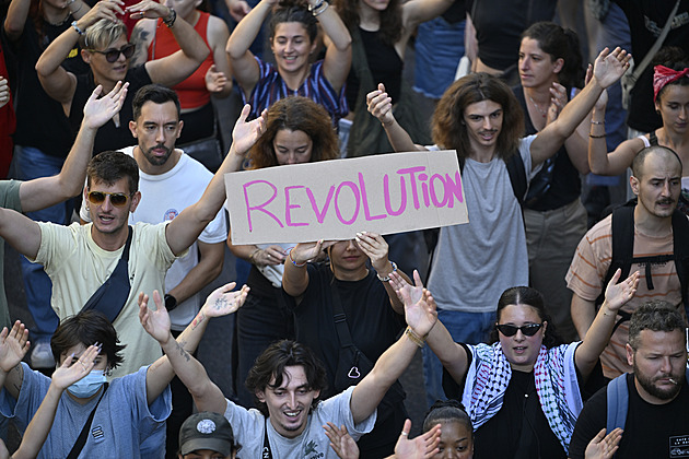 Francie se topí v dluzích. Na novou vládu čeká spousta práce, míní experti