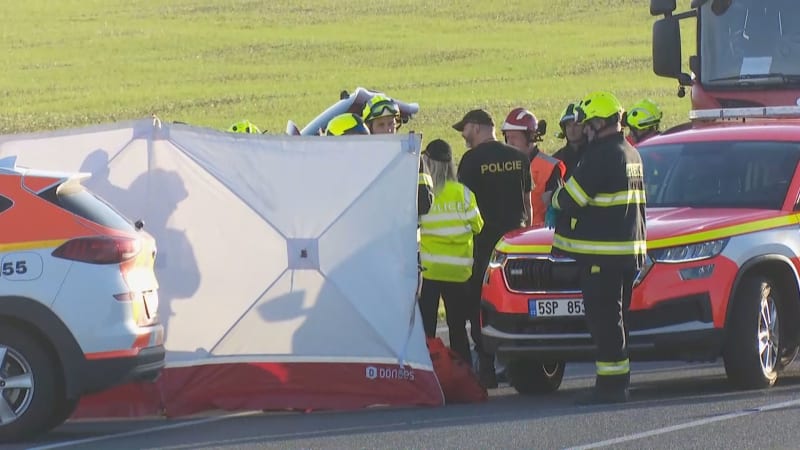 Tragická nehoda na Kladensku: Dva mrtví po srážce náklaďáku s osobním vozem
