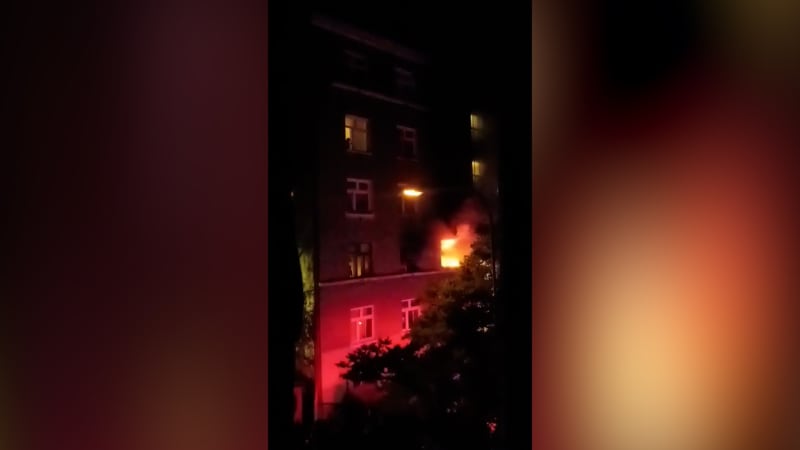 Z okna brněnského bytu šlehaly plameny, zachycují záběry. Lidé se nadýchali kouře