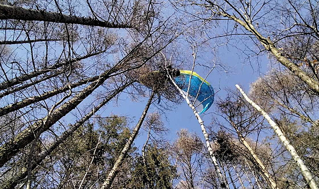 Paraglidista nezvládl přistávací manévr, spadl do lesa a zranil se