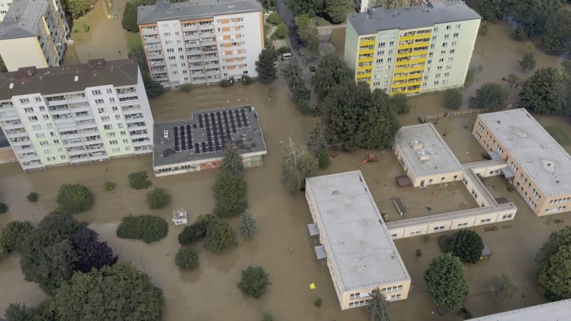 Výborný: Povodně ukázaly, kam musí jít peníze. Experti kvůli rezervě kritizují Stanjuru