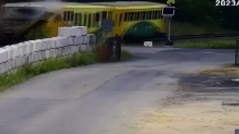 Vlak smetl náklaďák s bagrem, zranění utrpělo 21 lidí. Kdo za nehodu může? Podle policie nikdo