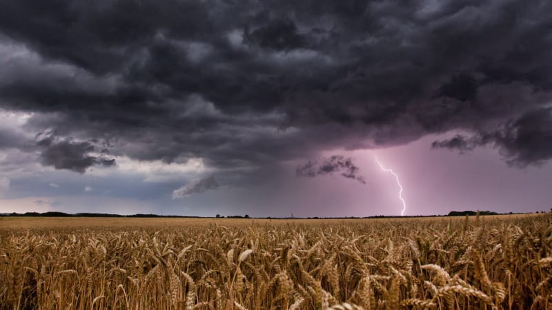 Jihem Čech se valí supercela. Nese vichr a krupobití