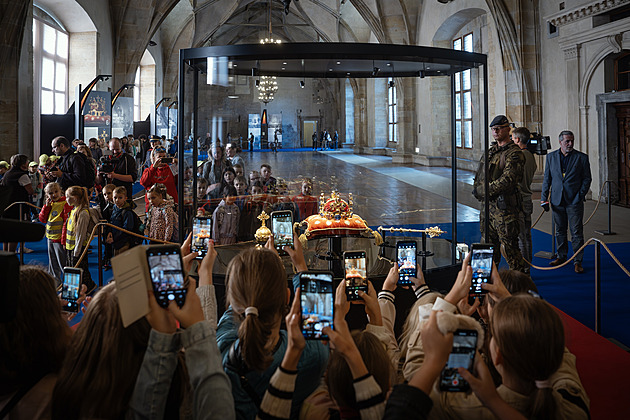 Davy dětí s mobily oblehly korunovační klenoty. Výstava jim oživila vlastivědu