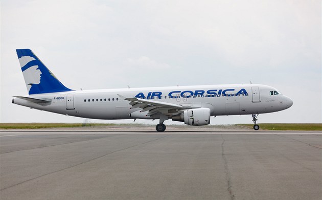 Letadlo plné turistů kroužilo dvacet minut nad Korsikou. Dispečer usnul