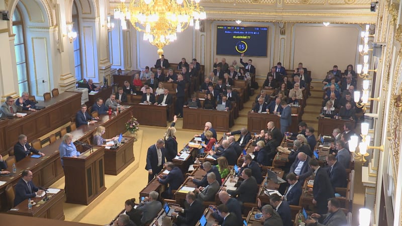 Nové Sněmovně hrozí nestabilita. Oříškem může být i sestavení vlády, tuší politologové