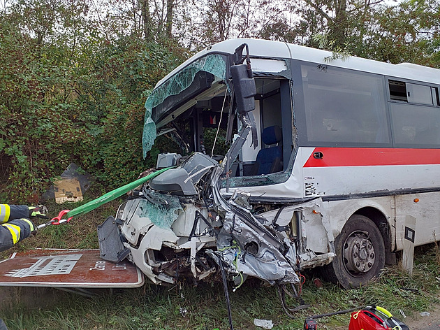 Vážná havárie autobusu a auta na Svitavsku. Oba řidiči jsou těžce zraněni