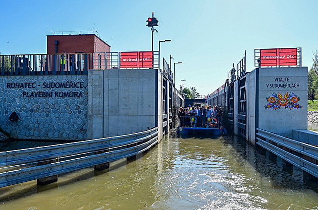 Baťův kanál je splavný o dalších sedm kilometrů, lodě doplují až do Hodonína