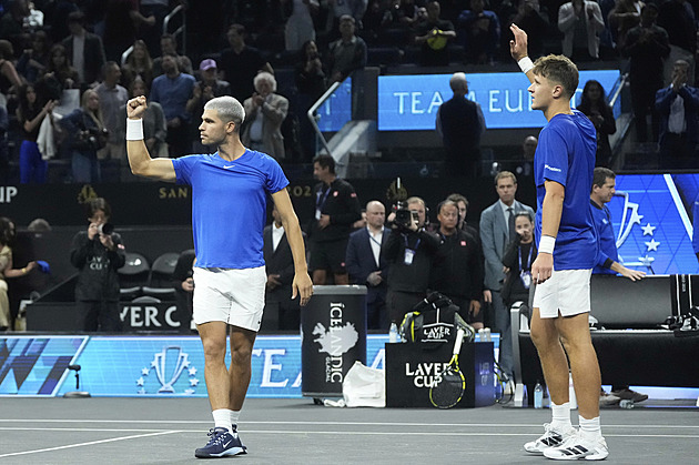 Menšík jako první Čech vyhrál zápas na Laver Cupu, slavil i v deblu s Alcarazem