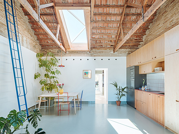 Z tmavého domku vzniklo fantastické bydlení. Stačilo pár dobře mířených zásahů