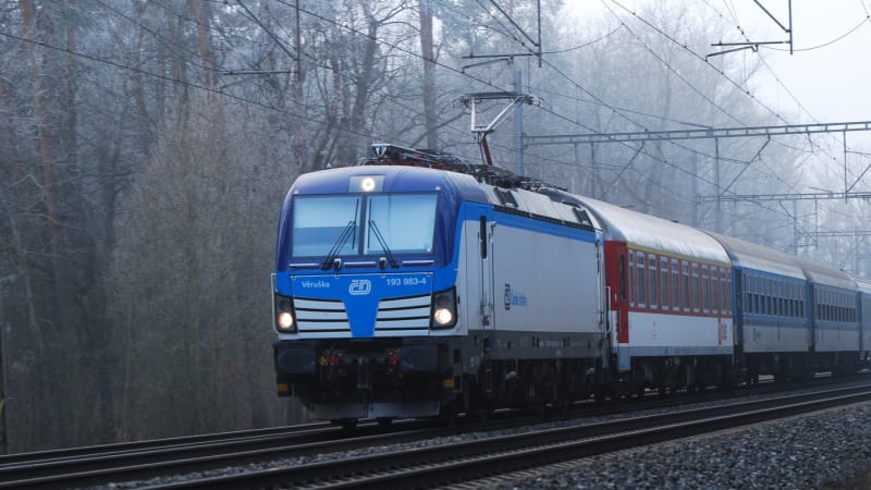 Tragická nehoda na přejezdu v Šumperku: Vlak usmrtil člověka, provoz na trati stojí