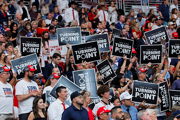 Slova o mučednictví, slzy v očích. Tisíce příznivců se rozloučily s Charliem Kirkem