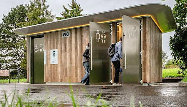 Tohle je WC v ceně rodinného domu. Samo se vyčistí, stavba ale budí emoce