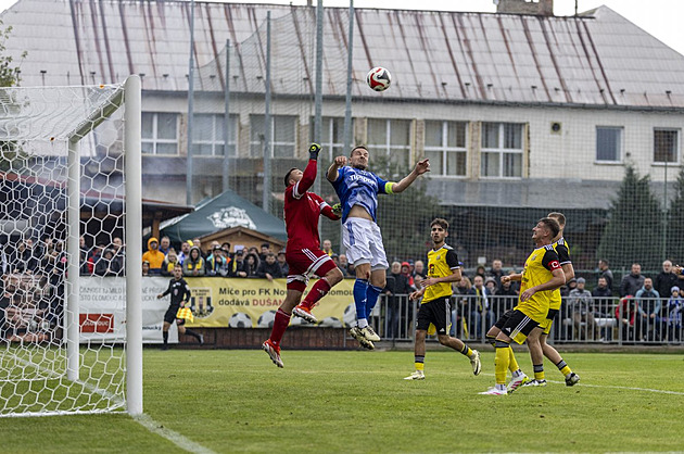 Ráno stavěli tribuny, pak skolili Sigmu. A dál? Pražská „S“, přejí si hráči Nových Sadů