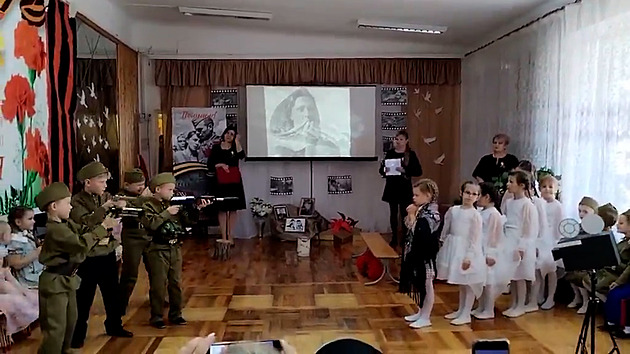 VIDEO: Kluci střílejí, dívka oplakává syna. Ruská školka nacvičila válečnou scénku