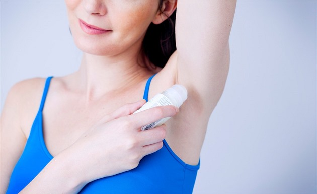 Bez antiperspirantu ani krok. Nanášejte jej večer a hlavně na suchou kůži
