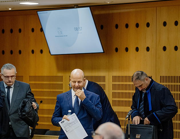 Další den Dozimetru: Hlubuček mluvil o dárku od Redla, nyní vypovídá muž z DPP