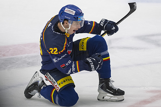 Motoru roste sniper. Koláčka nabádají, ať to pálí na bránu, radí i Gulaš