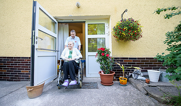 Komfort, jaký dosud možná nepoznali. Ostravským seniorům bez domova pomáhají Přístavy