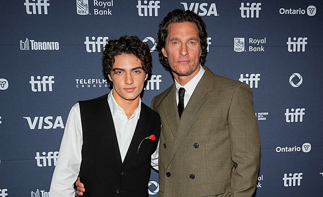 Nejsem protekční dítě, brání se syn McConaugheyho, který začíná s herectvím