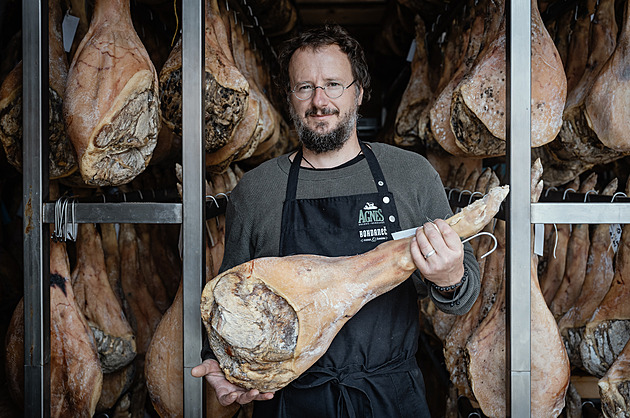 Šunek z prasátek máme plnou půdu, láká pivovarník na český pršut do Bohdanče