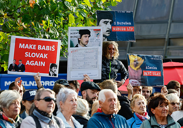 Vyvolat paniku. Před volbami zaútočili hackeři, Stačilo! podává trestní oznámení