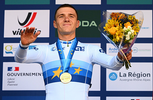 Král časovky i chodící mýdlová opera. Jak Evenepoel opět přejel čerstvější soupeře