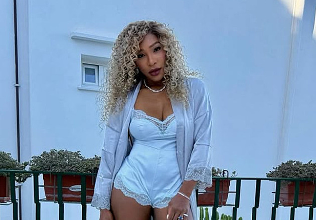 Serena Williamsová ukázala sexy postavu v saténovém prádle